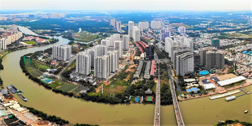 Khu vực đường Nguyễn Hữu Thọ phía Nhà Bè, nơi có các chung cư cao tầng và nhiều biệt thự thấp tầng.