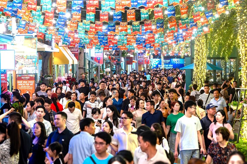 Chỉ &ldquo;một bước ch&acirc;n&rdquo;, cư d&acirc;n Sun Festo Town c&oacute; thể tiếp cận chợ đ&ecirc;m VUI-Fest &ndash; tọa độ s&ocirc;i động bậc nhất tại B&atilde;i Ch&aacute;y. Ảnh: &Aacute;nh Dương.