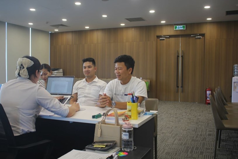 Anh Trần Văn Thư (b&ecirc;n phải) tin tưởng b&agrave;n giao t&agrave;i sản cho ấn tượng bởi sự vận h&agrave;nh chuy&ecirc;n nghiệp từ Vinpearl, biến tư dinh Ocean Village th&agrave;nh cỗ m&aacute;y sinh lời bốn m&ugrave;a.