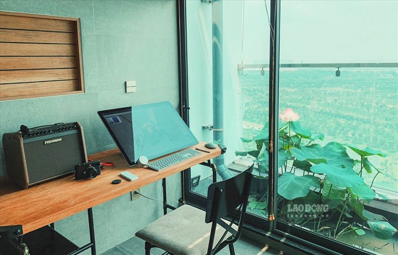 Giữa l&ograve;ng Thủ đ&ocirc; tấp nập với những &ldquo;khối b&ecirc; t&ocirc;ng&rdquo; cao ch&oacute;t v&oacute;t, được sống trong kh&ocirc;ng gian xanh, ngắm bể c&aacute; Koi bơi lội sau những ng&agrave;y l&agrave;m việc vất vả đ&atilde; gi&uacute;p cặp vợ chồng trẻ c&oacute; được kh&ocirc;ng gian l&atilde;ng mạn, hạn chế ra đường v&agrave;o m&ugrave;a dịch.