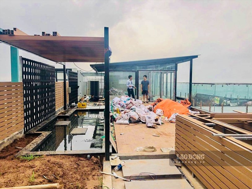 Được biết trước đ&oacute;, căn penthouse được b&agrave;n giao th&ocirc; n&ecirc;n từ khi l&ecirc;n &yacute; tưởng, thiết kế v&agrave; thi c&ocirc;ng, cặp vợ chồng đều b&agrave;n bạc kỹ lưỡng với kỹ sư để chọn hướng T&acirc;y Bắc - hướng ph&ugrave; hợp l&agrave;m hồ sen với diện t&iacute;ch 5m2, đồng thời c&oacute; giải ph&aacute;p chống thấm ph&ugrave; hợp.