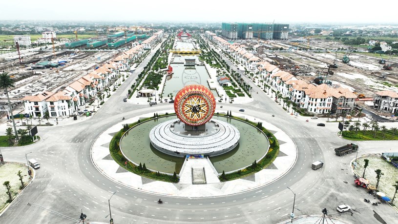 C&ocirc;ng trường thi c&ocirc;ng dự &aacute;n lu&ocirc;n tấp nập c&ocirc;ng nh&acirc;n (Ảnh: &Aacute;nh Dương).