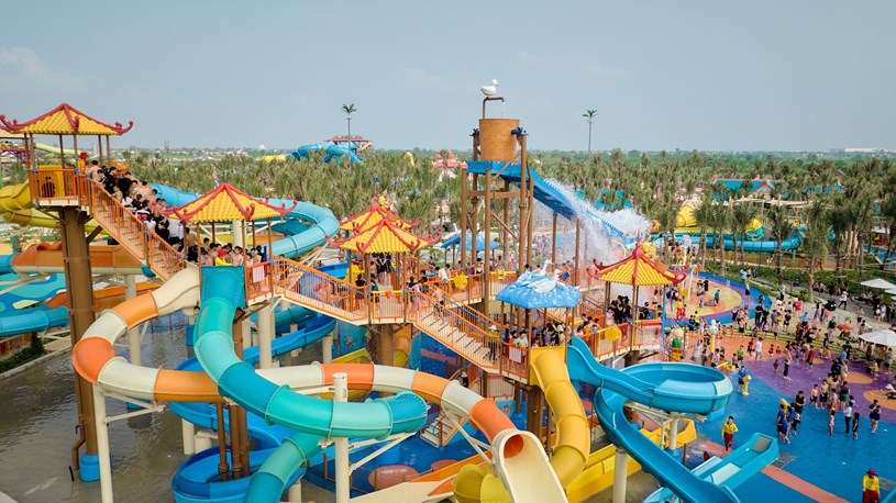 C&ocirc;ng vi&ecirc;n nước Sun World H&agrave; Nam thu h&uacute;t h&agrave;ng ngh&igrave;n du kh&aacute;ch kể từ khi vận h&agrave;nh ch&iacute;nh thức (Ảnh: &Aacute;nh Dương).