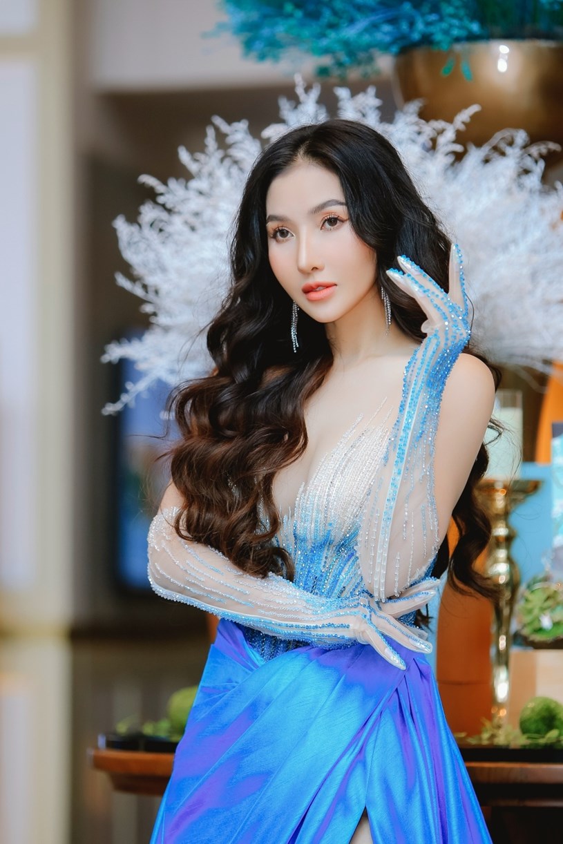&#193; hậu Đo&#224;n Thanh Tuyền được chồng tặng 89 cuốn sổ đỏ mừng sinh nhật - Ảnh 1