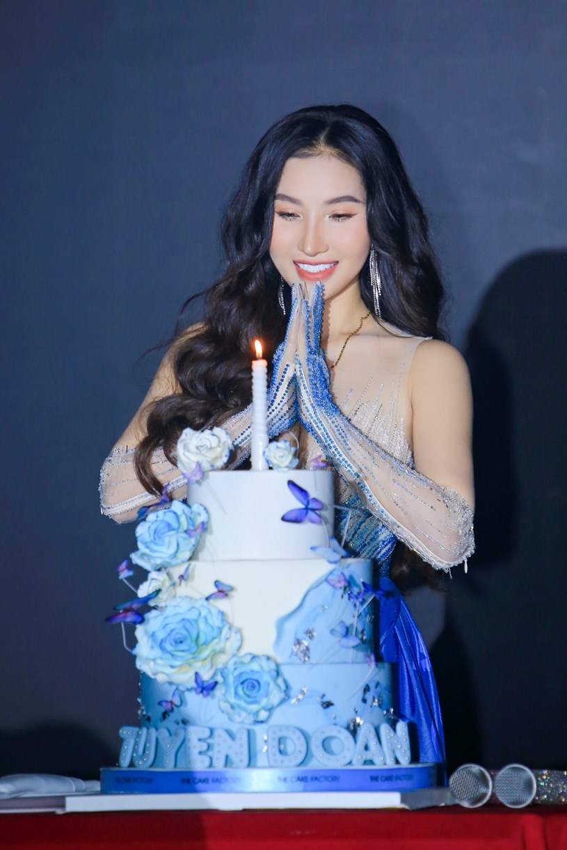 &#193; hậu Đo&#224;n Thanh Tuyền được chồng tặng 89 cuốn sổ đỏ mừng sinh nhật - Ảnh 3