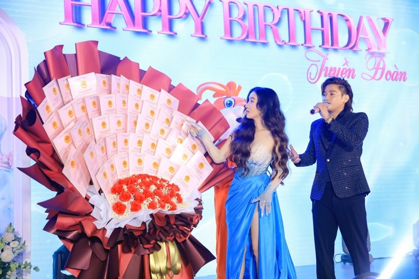 &#193; hậu Đo&#224;n Thanh Tuyền được chồng tặng 89 cuốn sổ đỏ mừng sinh nhật - Ảnh 4