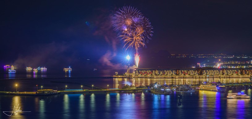 Ph&aacute;o hoa bừng s&aacute;ng khung cảnh đ&ecirc;m B&atilde;i Ch&aacute;y