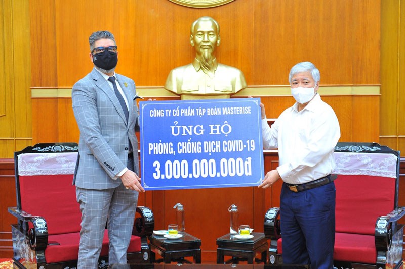 Chủ tịch UBTƯ MTTQ Việt Nam - ông Đỗ Văn Chiến tiếp nhận hỗ trợ từ Masterise Group  