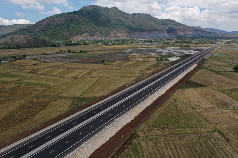 Cao tốc Bi&ecirc;n H&ograve;a - Vũng T&agrave;u r&uacute;t ngắn thời gian từ trung t&acirc;m TP.HCM c&ograve;n khoảng 60 ph&uacute;t, từ s&acirc;n bay Long Th&agrave;nh tới Vũng T&agrave;u khoảng 30 ph&uacute;t.