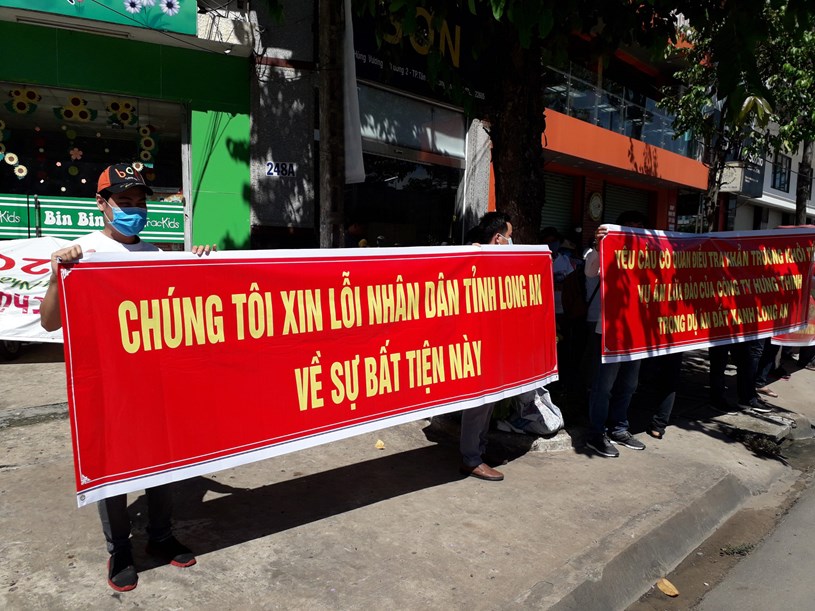 H&#224;ng trăm nh&#224; đầu tư mua đất nền &#39;dự &#225;n ma&#39; lại tập trung trước trụ sở C&#244;ng an tỉnh Long An - Ảnh 2
