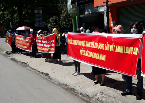 H&#224;ng trăm nh&#224; đầu tư mua đất nền &#39;dự &#225;n ma&#39; lại tập trung trước trụ sở C&#244;ng an tỉnh Long An - Ảnh 1