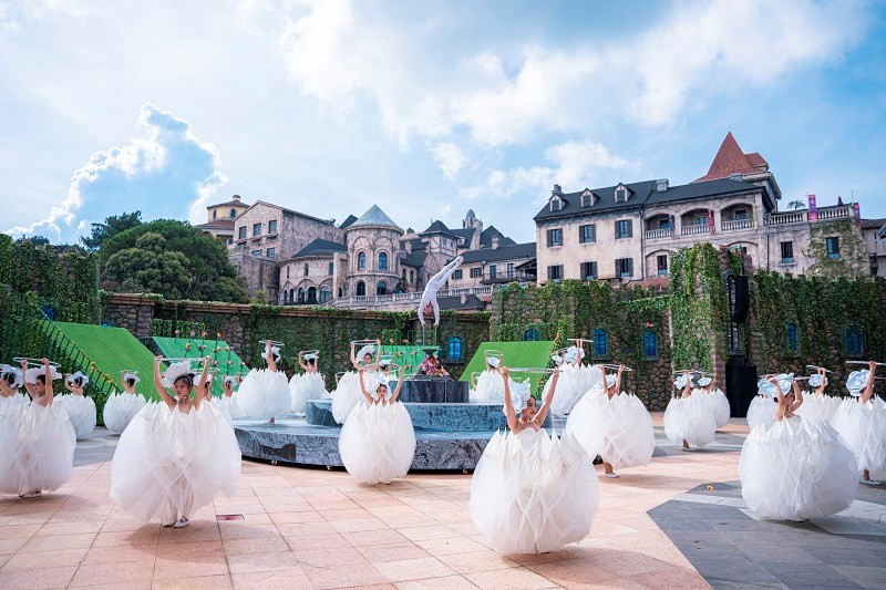 Show diễn &ldquo;Fairy Blossom&rdquo; tại B&agrave; N&agrave; Hills. &nbsp;