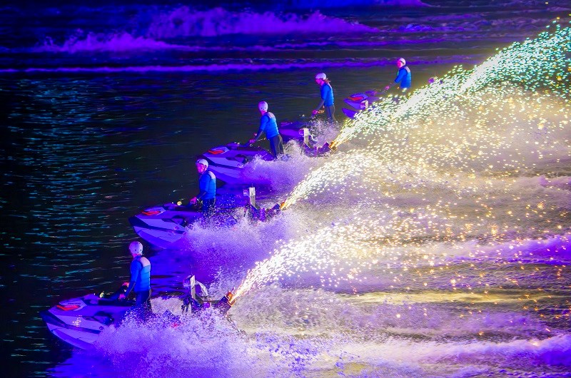 Show diễn &ldquo;Symphony of River&rdquo; kết hợp ph&aacute;o hoa h&agrave;ng đ&ecirc;m tại Da Nang Downtown. &nbsp;