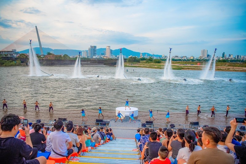 Da Nang Downtown h&uacute;t một lượng kh&aacute;ch lớn đến xem c&aacute;c show diễn đẳng cấp. &nbsp;