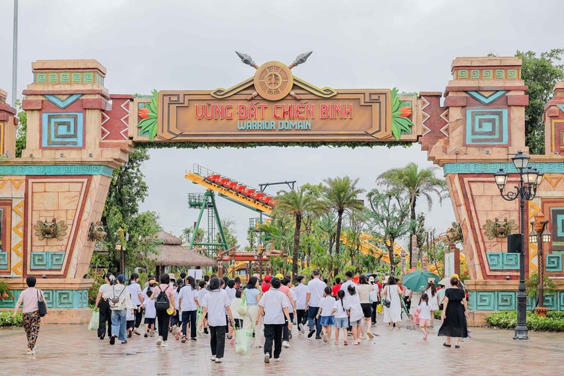 Hệ sinh th&aacute;i tiện &iacute;ch quy m&ocirc; đồ sộ tại Vinhomes Royal Island thu h&uacute;t lượng kh&aacute;ch lớn quanh năm &nbsp;