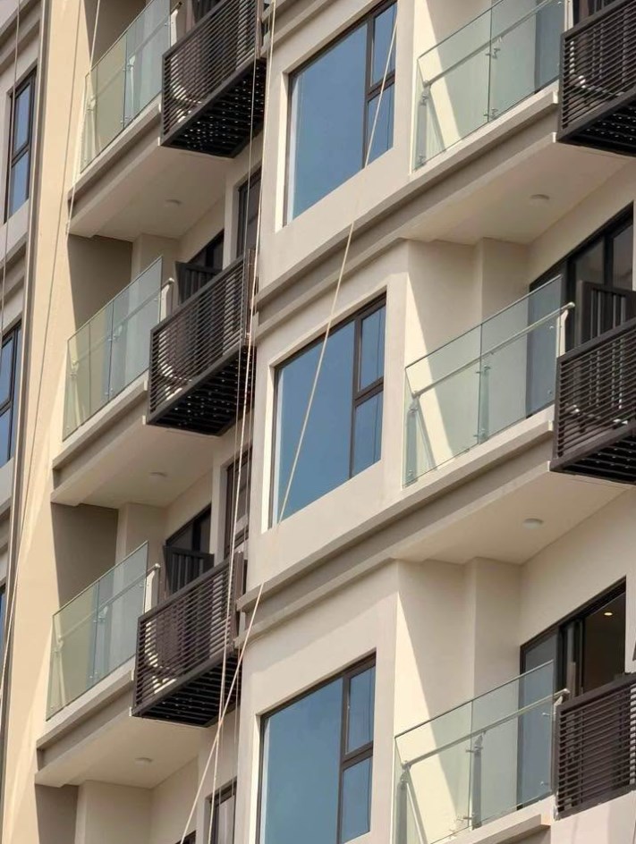Ban công kính cong: Đẹp thì có đẹp... nhưng có vẻ nhanh hỏng mọi người nhỉ  - Ảnh 4