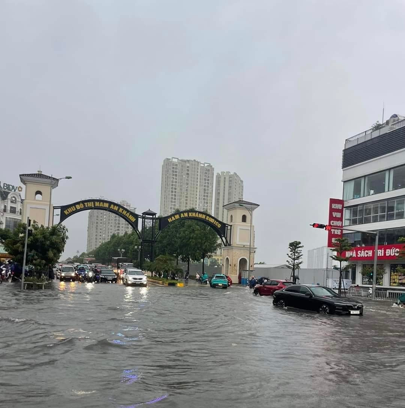 K&eacute;o d&agrave;i đến n&uacute;t giao L&ecirc; Trọng Tấn v&agrave; Đại lộ Thăng Long, đường rẽ v&agrave;o Khu đ&ocirc; thị Nam An Kh&aacute;nh cũng bị ngập s&acirc;u.