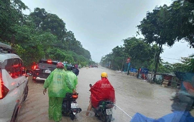 Tuyến đường gom Đại lộ Thăng Long, đường L&ecirc; Trọng Tấn (Ho&agrave;i Đức, H&agrave; Nội) xuất hiện nhiều điểm ngập &uacute;ng s&acirc;u hơn 1m, khiến giao th&ocirc;ng tại c&aacute;c khu vực tr&ecirc;n "t&ecirc; liệt".