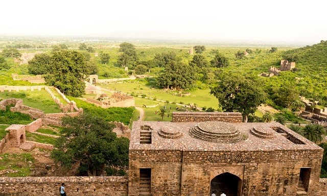 Pháo đài Bhangarh trở thành một địa điểm khảo cổ.