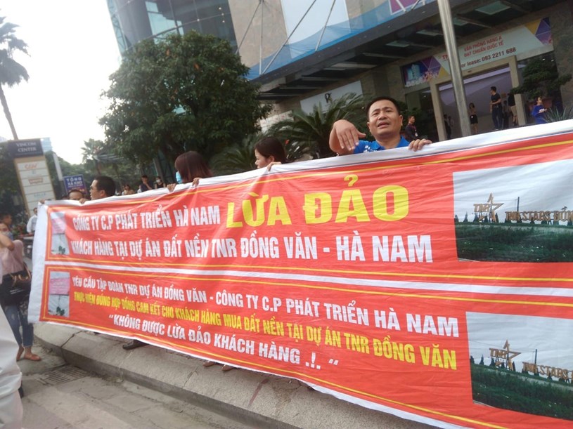 Cuối năm 2018, nhiều khách hàng đã kéo đến tòa nhà của Công ty TNR Holdings Việt Nam trên đường Nguyễn Chí Thanh (Đống Đa, Hà Nội) – đơn vị triển khai dự án căng băng rôn phản đối “không được lừa đảo khách hàng”