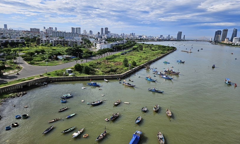 UBND TP. Đ&agrave; Nẵng đ&atilde; chỉ đạo c&aacute;c ng&agrave;nh l&agrave;m việc với nh&agrave; đầu tư về phương &aacute;n điều chỉnh dự &aacute;n theo hướng đảm bảo c&aacute;c y&ecirc;u cầu về tăng mật độ c&acirc;y xanh, bổ sung kh&ocirc;ng gian c&ocirc;ng cộng, d&agrave;nh lối đi bộ c&ocirc;ng cộng dọc bờ s&ocirc;ng xuy&ecirc;n suốt c&aacute;c dự &aacute;n để phục vụ người d&acirc;n; đảm bảo thẩm mỹ kiến tr&uacute;c kh&ocirc;ng gian dọc bờ s&ocirc;ng H&agrave;n.