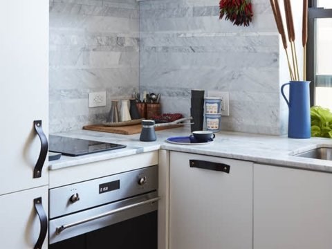 Nhà bếp bao gồm lò nướng, máy rửa chén và bộ lọc nước. (Ảnh: Business Insider)