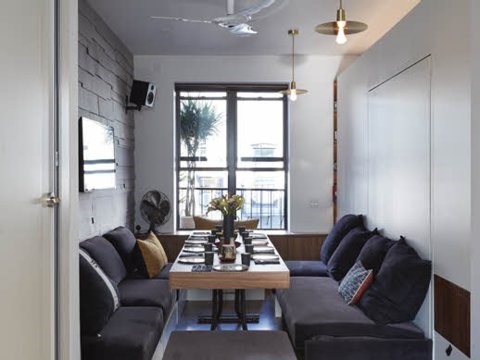  Chỉ cần thay đổi một chút là phòng khách lập tức biến thành phòng ăn. Kiến trúc sư tin rằng, căn hộ chỉ 32m2 nhưng có chức năng gấp đôi diện tích của nó. (Ảnh: Business Insider)