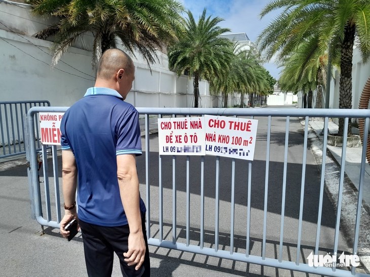 Người d&acirc;n lỡ mua căn hộ trong khu phố x&acirc;y lụi buộc phải treo bảng rao cho thu&ecirc; l&agrave;m kho - Ảnh: Tuổi trẻ