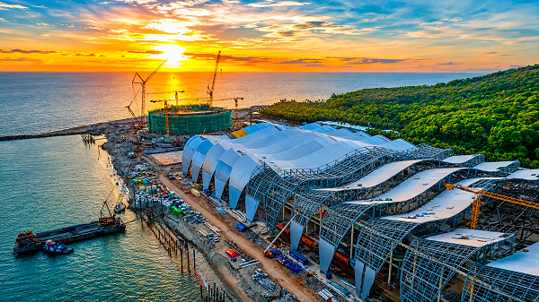 Trung t&acirc;m tổ chức hội nghị APEC đ&atilde; ho&agrave;n th&agrave;nh khoảng 98% phần kết cấu b&ecirc; t&ocirc;ng cốt th&eacute;p, 93% kết cấu th&eacute;p.