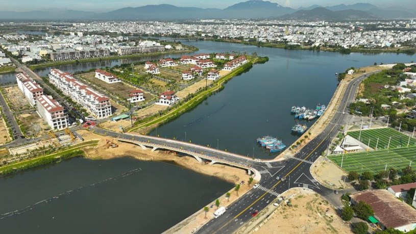 Tuyến giao th&ocirc;ng huyết mạch cầu Đồng N&ograve; 2 ch&iacute;nh thức th&ocirc;ng xe, r&uacute;t ngắn đ&aacute;ng kể khoảng c&aacute;ch từ khu vực ph&iacute;a Nam về trung t&acirc;m th&agrave;nh phố. Ảnh: &Aacute;nh Dương.