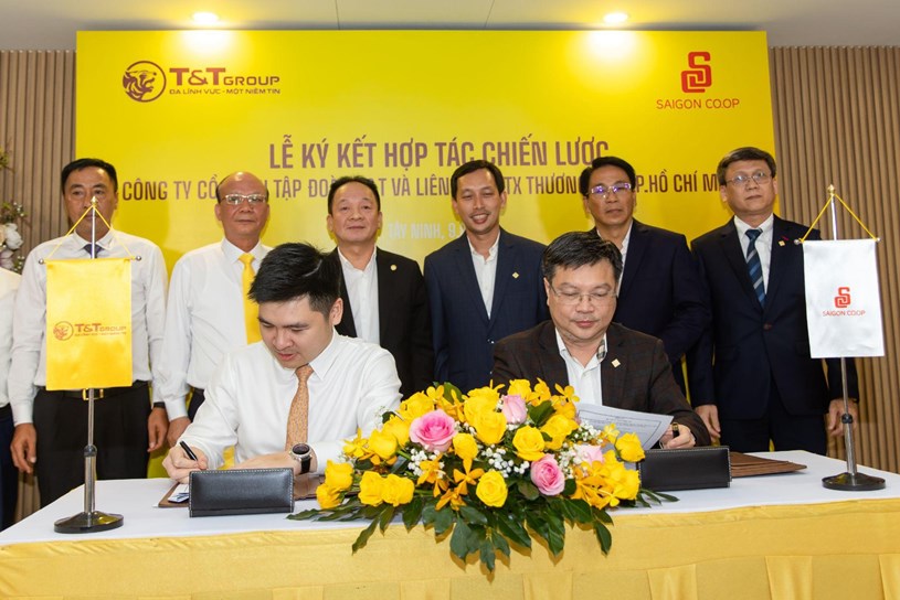 &Ocirc;ng Đỗ Vinh Quang, Ph&oacute; Chủ tịch HĐQT T&amp;T Group v&agrave; &ocirc;ng Phạm Trung Ki&ecirc;n, Uỷ vi&ecirc;n HĐQT, Phụ tr&aacute;ch Ban Tổng gi&aacute;m đốc Saigon Co.op k&iacute; kết hợp t&aacute;c chiến lược