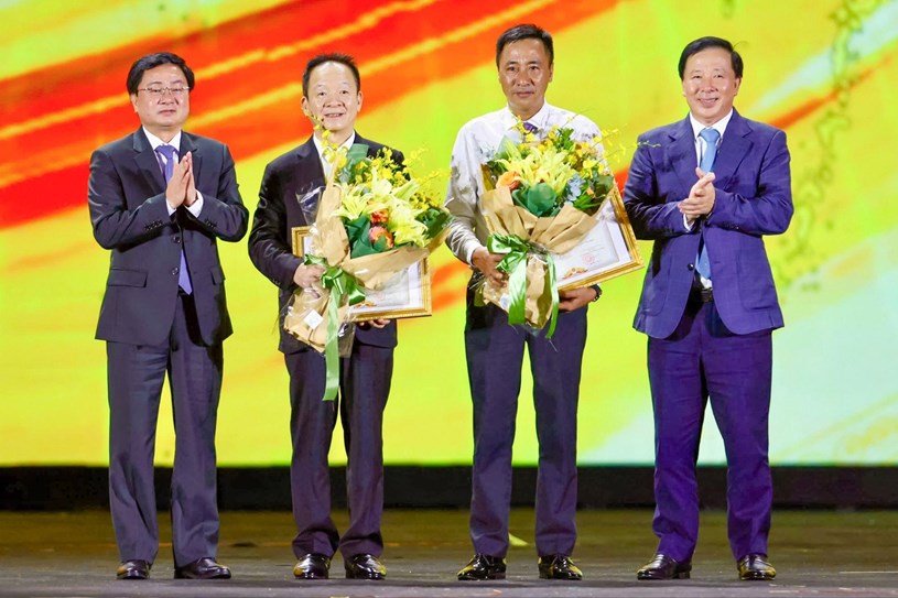 Chủ tịch Ủy ban nh&acirc;n d&acirc;n tỉnh T&acirc;y Ninh đ&atilde; trao tặng bằng khen cho Tập đo&agrave;n T&amp;T v&agrave; c&aacute; nh&acirc;n doanh nh&acirc;n Đỗ Quang Hiển, Nh&agrave; s&aacute;ng lập, Chủ tịch điều h&agrave;nh Tập đo&agrave;n T&amp;T Group v&igrave; những đ&oacute;ng g&oacute;p t&iacute;ch cực cho sự ph&aacute;t triển kinh tế x&atilde; hội của địa phương.