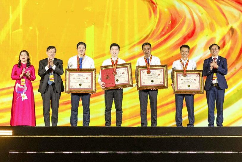Kỷ lục được trao cho 2 hạng mục đặc biệt của TP Thi&ecirc;n ni&ecirc;n kỷ T&amp;T City Millennia, bao gồm: Tuyến phố đi bộ Millennia Journey v&agrave; D&ograve;ng s&ocirc;ng &Aacute;nh s&aacute;ng.