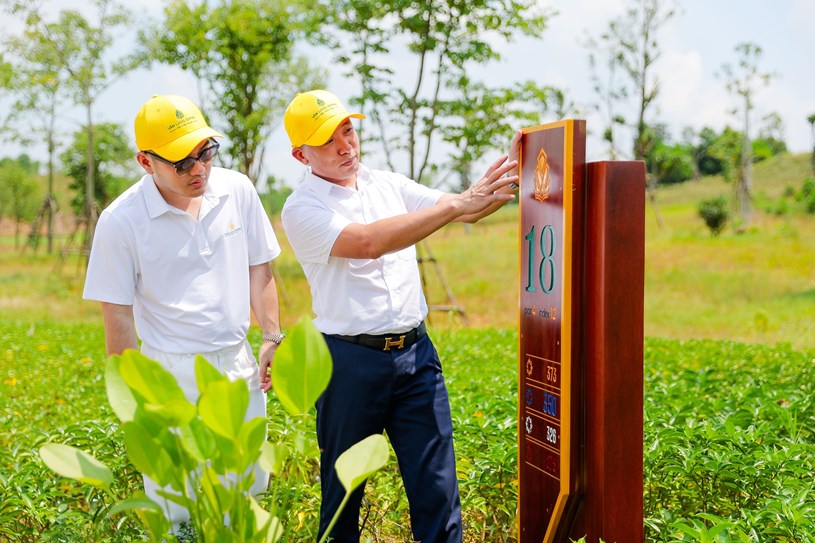Nh&agrave; thiết kế L&ecirc; Thanh H&ograve;a đ&atilde; c&oacute; buổi khảo s&aacute;t thực tế để hiểu về c&acirc;u chuyện văn h&oacute;a của Văn Lang Empire T&amp;T Golf Club