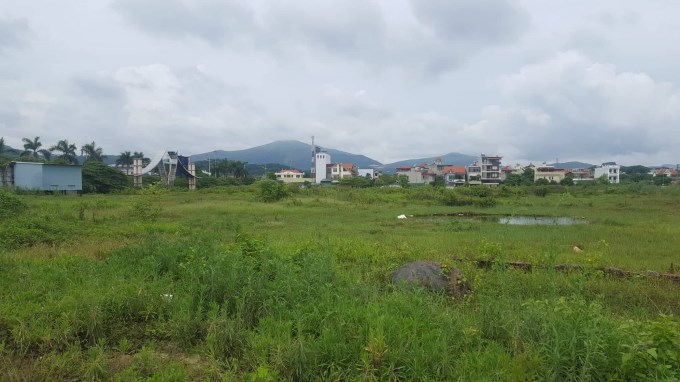 Theo quy hoạch dự &aacute;n c&oacute; si&ecirc;u thị, trường học, thực tế đến giờ chỉ l&agrave; những b&atilde;i cỏ um t&ugrave;m. Ảnh: Cường Vũ.