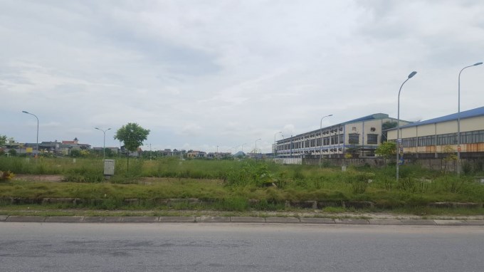 Dự &aacute;n Sao V&agrave;ng City của C&ocirc;ng ty TNHH Sao V&agrave;ng. Ban đầu đ&acirc;y l&agrave; dự &aacute;n x&acirc;y nh&agrave; để xe, nh&agrave; ở cho c&ocirc;ng nh&acirc;n của C&ocirc;ng ty. Bằng c&aacute;ch n&agrave;o đ&oacute;, C&ocirc;ng ty TNHH Sao V&agrave;ng đ&atilde; "h&ocirc; biến" khu n&agrave;y th&agrave;nh đất để ph&acirc;n l&ocirc;, b&aacute;n nền. Ảnh: Cường Vũ.