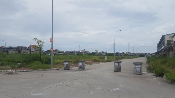 Cũng giống như hầu hết những dự &aacute;n ph&acirc;n l&ocirc;, b&aacute;n nền kh&aacute;c tr&ecirc;n địa b&agrave;n Th&agrave;nh phố U&ocirc;ng B&iacute;, dự &aacute;n ph&acirc;n l&ocirc;, b&aacute;n nền của C&ocirc;ng ty Sao V&agrave;ng bao năm nay vẫn kh&ocirc;ng c&oacute; d&acirc;n đến ở. Ảnh: Cường Vũ.