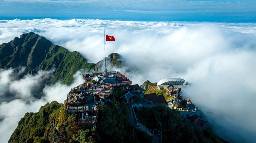 Quốc kỳ tung bay tr&ecirc;n v&ugrave;ng trời T&acirc;y Bắc h&ugrave;ng vỹ.