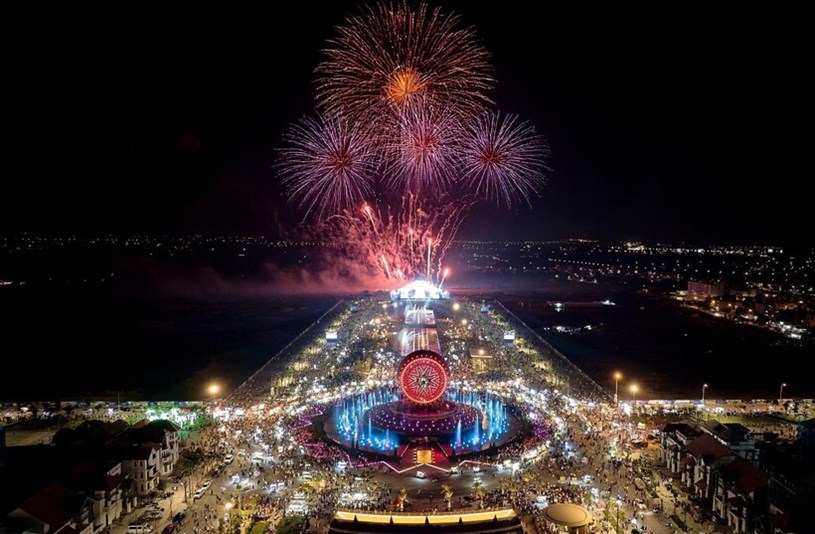Ph&aacute;o hoa tại quảng trường C&ocirc;ng vi&ecirc;n Lễ hội, khu đ&ocirc; thị Sun Urban City H&agrave; Nam.