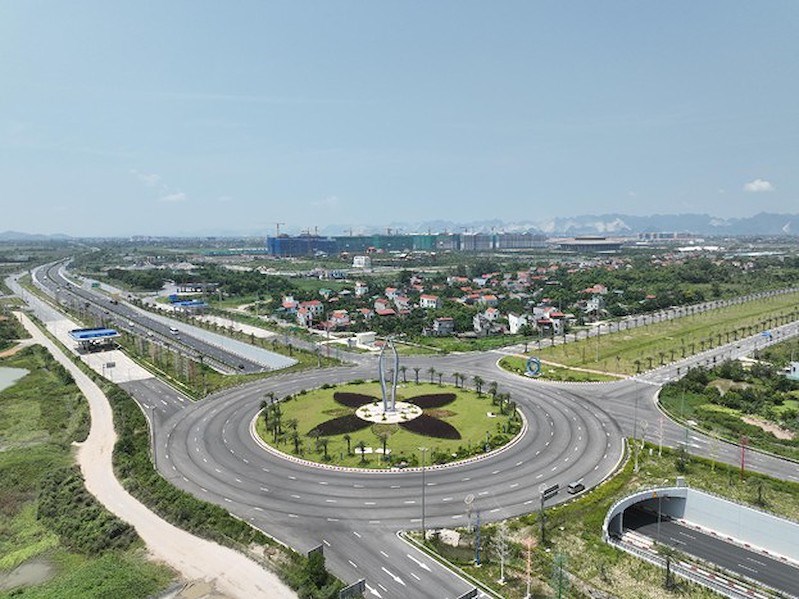 C&aacute;c phương tiện giao th&ocirc;ng di chuyển tr&ecirc;n n&uacute;t giao Ph&uacute; Thứ