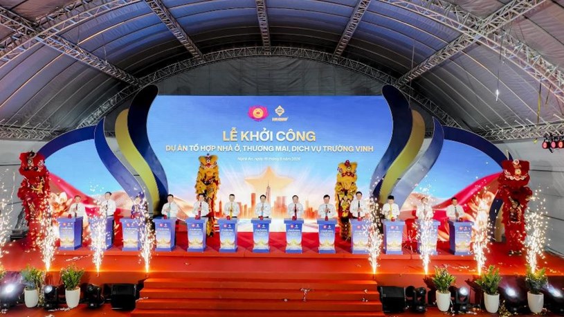 C&aacute;c đại biểu thực hiện nghi thức khởi c&ocirc;ng Tổ hợp nh&agrave; ở, thương mại dịch vụ Trường Vinh quy m&ocirc; gần 9.000 tỷ đồng s&aacute;ng 19/8. Ảnh: &Aacute;nh Dương.