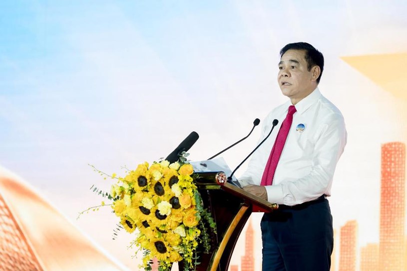 Chủ tịch UBND tỉnh Nghệ An đ&aacute;nh gi&aacute; cao vai tr&ograve; của dự &aacute;n đối với định hướng ph&aacute;t triển đ&ocirc; thị trong giai đoạn mới. Ảnh: &Aacute;nh Dương.