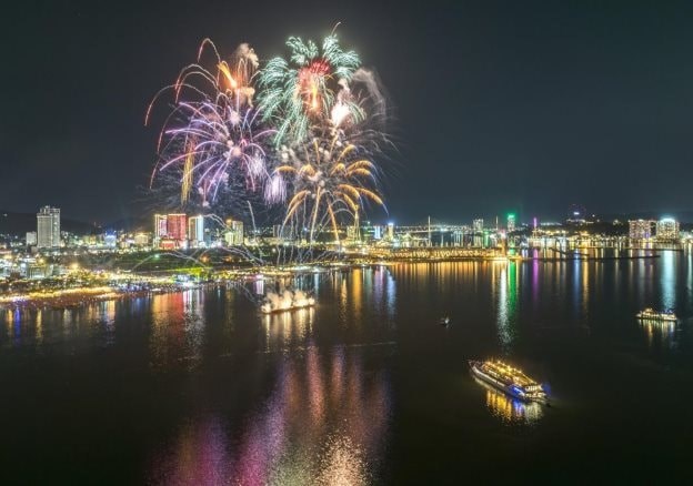 &ldquo;Tỏa s&aacute;ng Vịnh kỳ quan&rdquo; l&agrave; một trong nhiều sự kiện nhận được sự quan t&acirc;m đặc biệt từ du kh&aacute;ch khắp mọi miền.