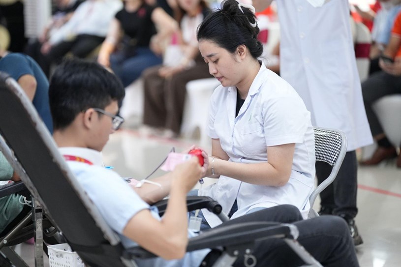 Đội ngũ b&aacute;c sĩ, nh&acirc;n vi&ecirc;n y tế bệnh viện Việt Đức đồng h&agrave;nh c&ugrave;ng Giọt thương 2025 để đảm bảo an to&agrave;n v&agrave; hiệu quả cho từng đơn vị m&aacute;u.