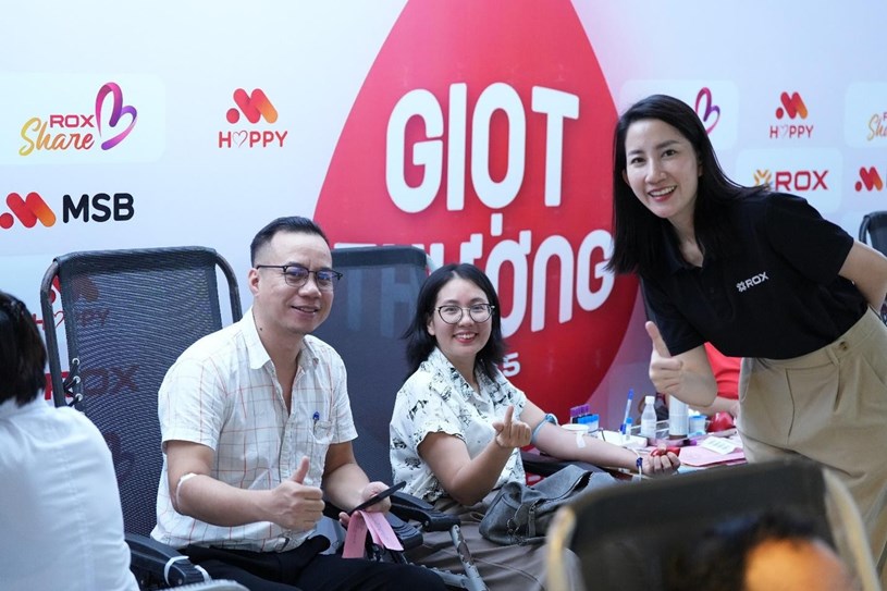 Một cặp vợ chồng c&ugrave;ng hiến m&aacute;u năm thứ hai li&ecirc;n tiếp tại chương tr&igrave;nh Giọt thương.