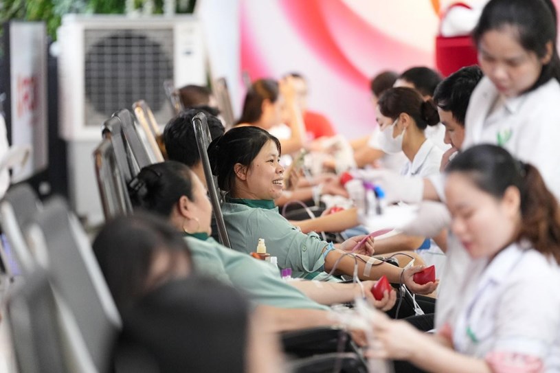 Nụ cười rạng rỡ tr&ecirc;n m&ocirc;i người hiến m&aacute;u, lan tỏa niềm vui v&agrave; tinh thần sẻ chia.