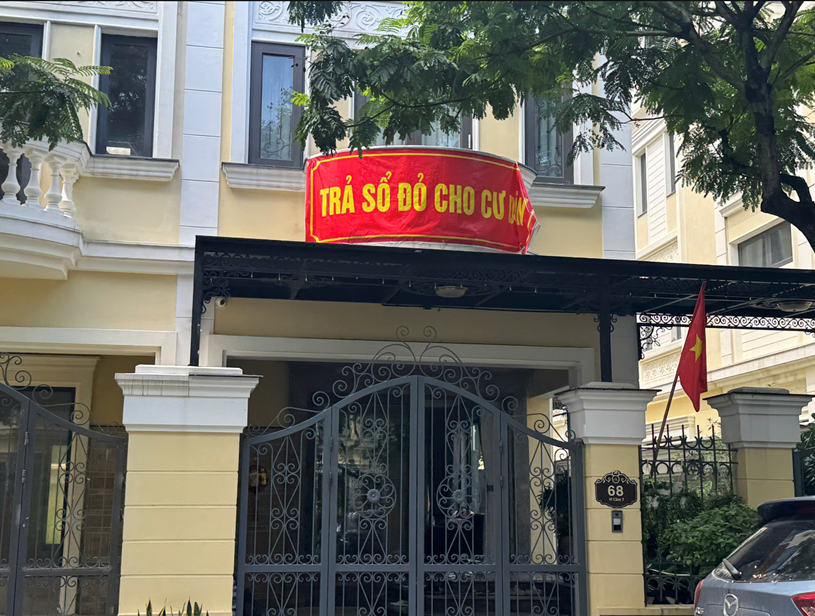Dễ d&agrave;ng bắt gặp những băng r&ocirc;n "trả sổ đỏ cho cư c&acirc;n" được treo tại nhiều căn biệt thự, liền kề. Ảnh: Anh Văn/D&acirc;n Việt