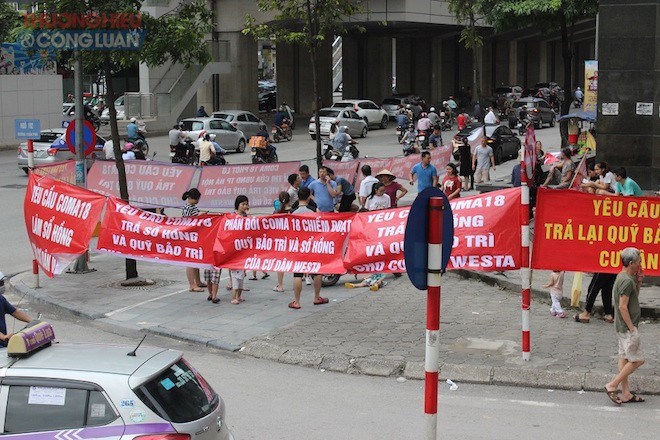 &nbsp;Ng&agrave;y 2/6/2019, h&agrave;ng trăm hộ d&acirc;n T&ograve;a nh&agrave; Westa, một trong c&aacute;c dự &aacute;n do Coma 18 l&agrave;m chủ đầu tư cực chẳng đ&atilde; c&ugrave;ng treo băng r&ocirc;n phản đối v&agrave; y&ecirc;u cầu chủ đầu tư trả tiền quỹ bảo tr&igrave; cho d&acirc;n. Ảnh: C&ocirc;ng luận.