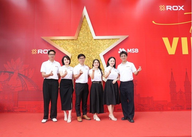ROX Tower rực rỡ cờ hoa, lan tỏa tinh thần tự h&#224;o Việt Nam - Ảnh 5