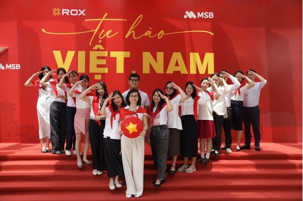 ROX Tower rực rỡ cờ hoa, lan tỏa tinh thần tự h&#224;o Việt Nam - Ảnh 4